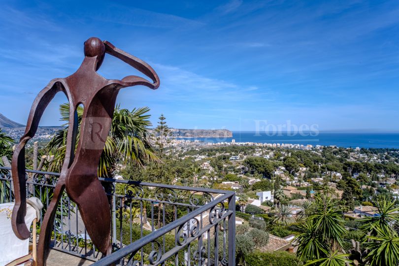 Villa with magnificent panoramic views of the bay of Jávea and the Montgó, located in the urbanization of El Tosalet, Jávea (Alicante)