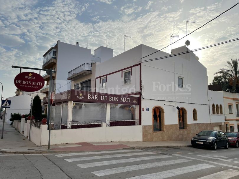 Two-storey building between the Port and the Town of Jávea (Alicante) Spain