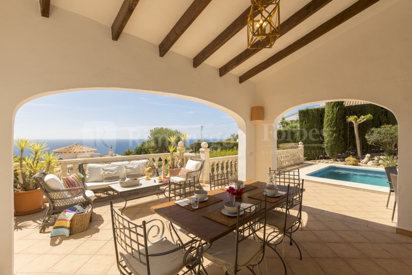 Villa avec vue sur la mer située dans le quartier de La Granadella - Costa Nova de Jávea (Alicante) Espagne.