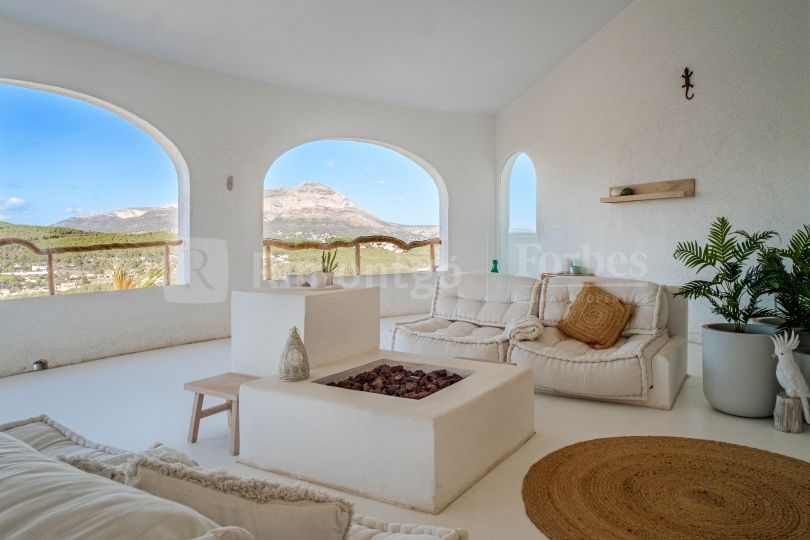 Maison à vendre avec une vue fantastique sur Montgó à seulement 5 minutes à pied de Benitachell (Alicante) Espagne.