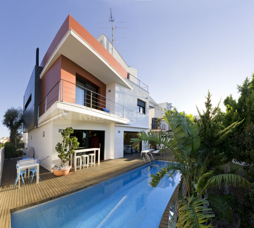 Zauberhafte Villa in modernem Stil in der Wohnsiedlung Condomina, in San Juan (Alicante).