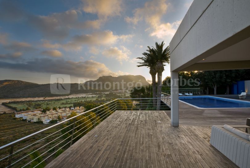 Lujosa villa con vistas al golf en venta en Dénia.