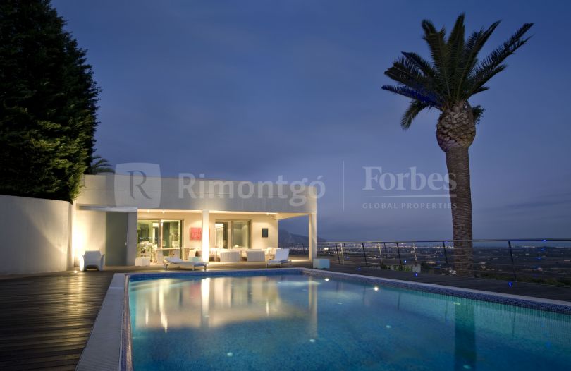 Extraordinaire villa de style moderne dans le Golf Resort La Sella à Dénia, Alicante.