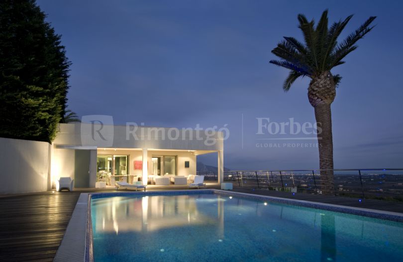 Luxury villa with golf views for sale in Dénia.