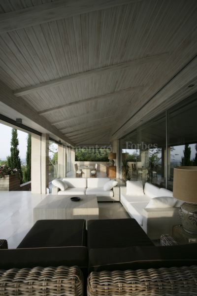 Modernly designed villa in the prestigious Los Monasterios residential area in Valencia.