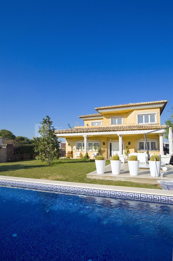 Exceptional villa in the exclusive housing development Torre en Conill in the town of Bétera, Valencia, with modern facilities and private surveillance and set next to the golf course El Escorpión.