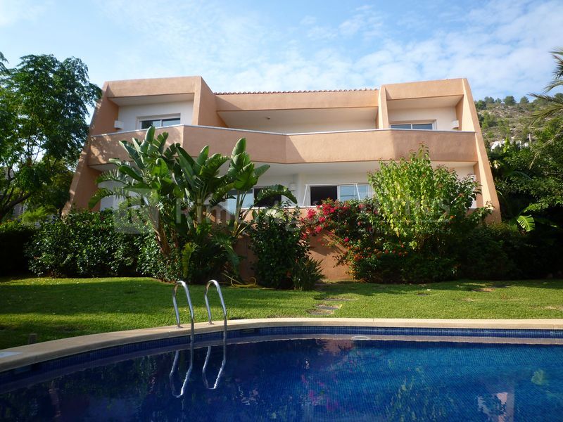 Villa de style moderne dans le prestigieux quartier de Puig des Molins, à quelques mètres du centre historique de Javea, avec une magnifique vue sur mer.