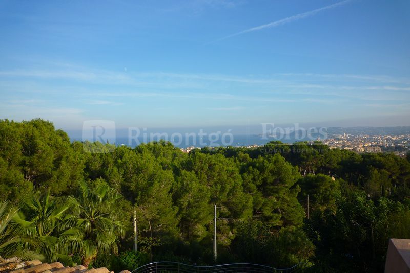 Villa in modernem Stil mit einem schönen Ausblick übers Meer im angesehenen Stadtviertel Puig Molins, nur wenige Meter von der Altstadt Jáveas, Alicante, entfernt.
