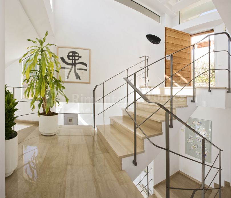 Schöne Villa in modernem Stil und üppiger Eleganz mit Meerblick. Sie ist südorientiert und befindet sich im angesehenen Wohnkomplex La Corona im Ort Jávea (Alicante).