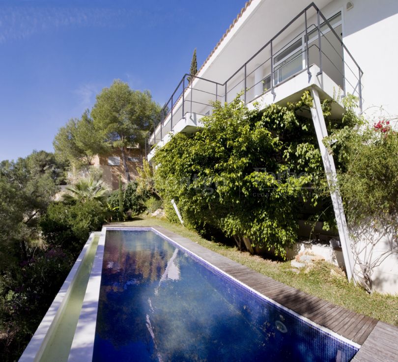 Schöne Villa in modernem Stil und üppiger Eleganz mit Meerblick. Sie ist südorientiert und befindet sich im angesehenen Wohnkomplex La Corona im Ort Jávea (Alicante).