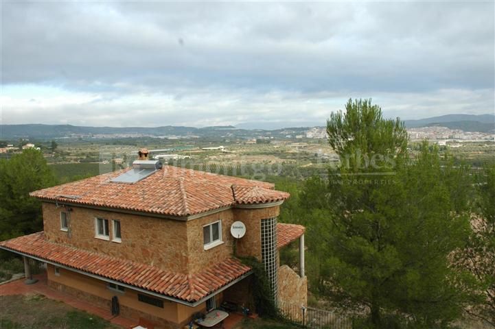 Hervorragende Neubauvilla innerhalb vom Naturpark Sierra Calderona im Ort Segorbe (Castellón), mit allen erforderlichen Annehmlichkeiten und Blick über die Kleinstadt.
