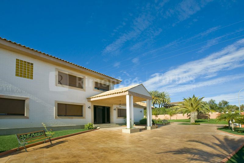 Exclusive property in Santa Apolonia development in Torrente. New construction, modern equipments and private surveillance