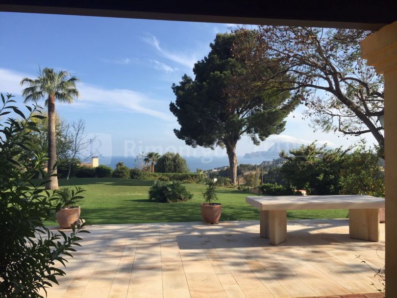 Luxus Villa auf ein sehr wunderschönes flaches Grundstück mit eindrucksvollen Meeraussichten.