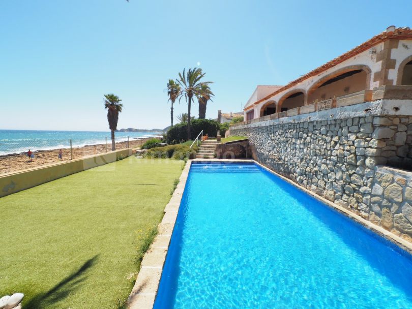 Villa situada frente al mar a la venta en el Arenal, Jávea.