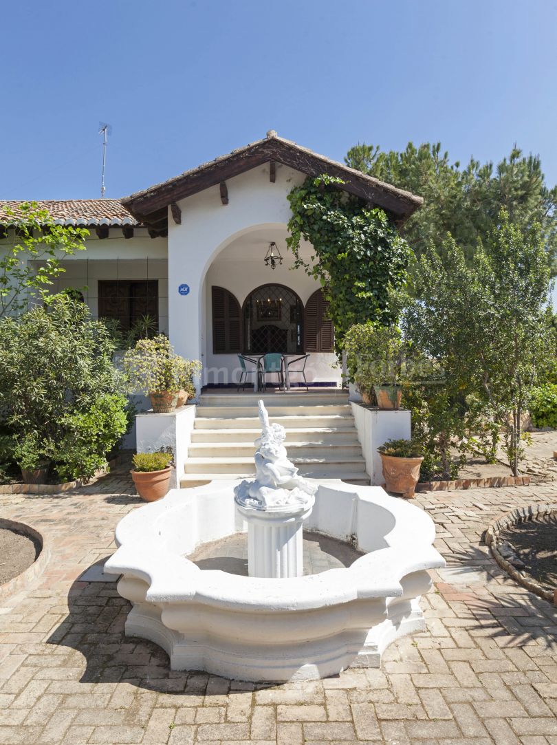 Villa with a unique construction style in Rocafort for sale.