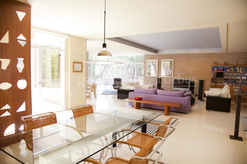Designer villa in an exclusive residential area, very close to the city of Valencia.