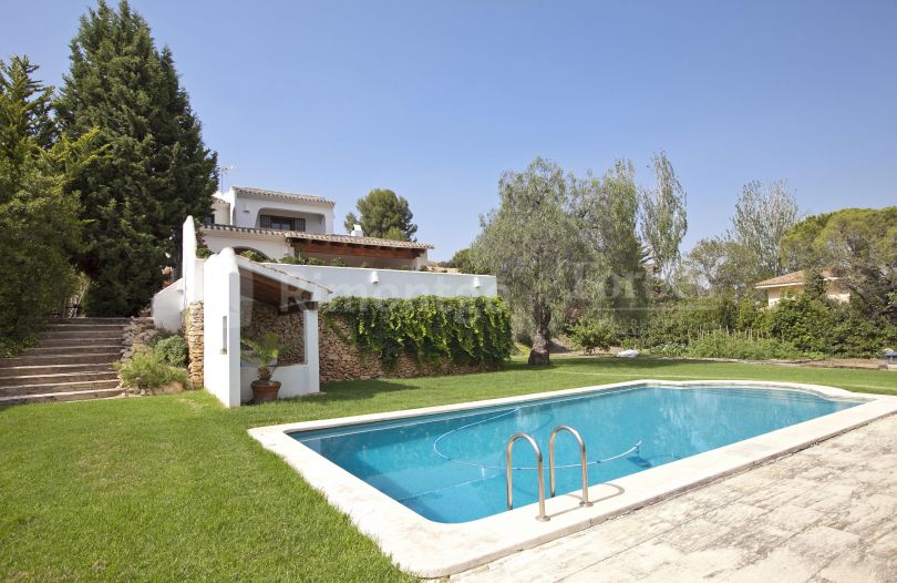 Ibiza-style villa overlooking prestigious El Bosque Golf Course in Chiva, near Valencia