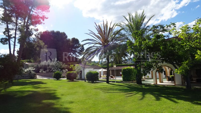 Exclusive finca on a large plot in Onteniente, Valencia