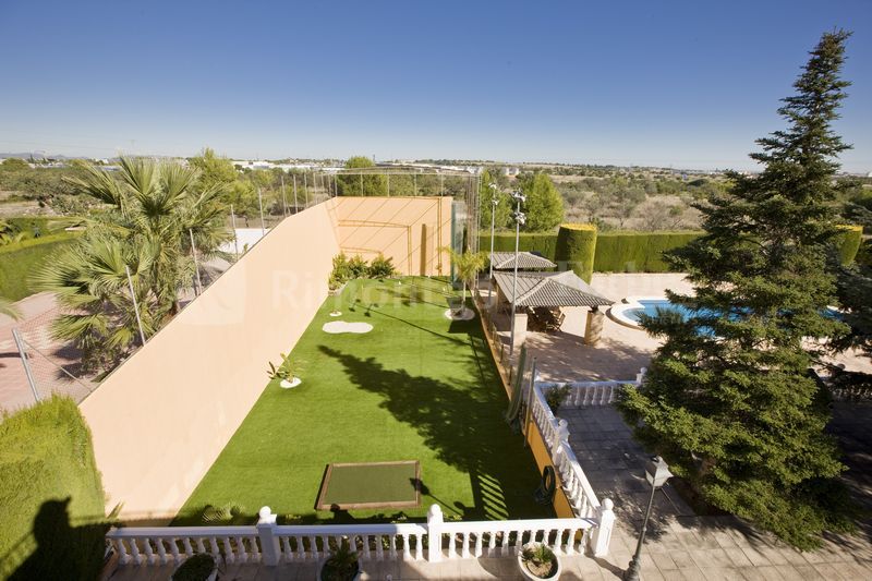 Villa en venta a solo 15 km de Valencia.con jardín y piscina privada.