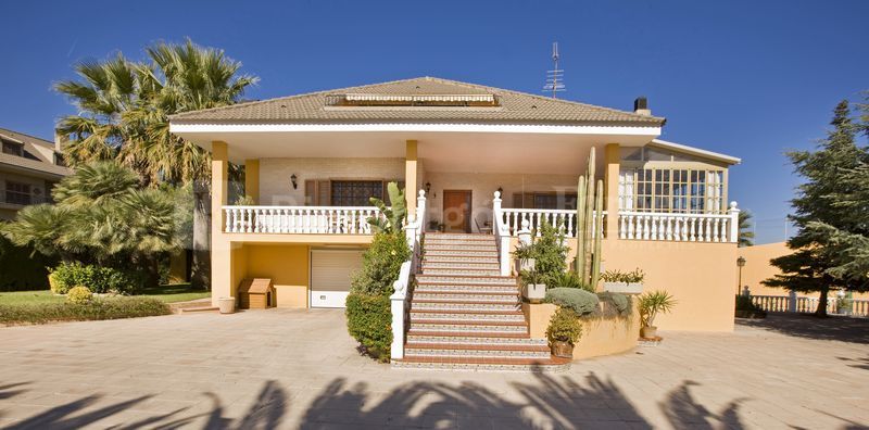 Villa en venta a solo 15 km de Valencia.con jardín y piscina privada.
