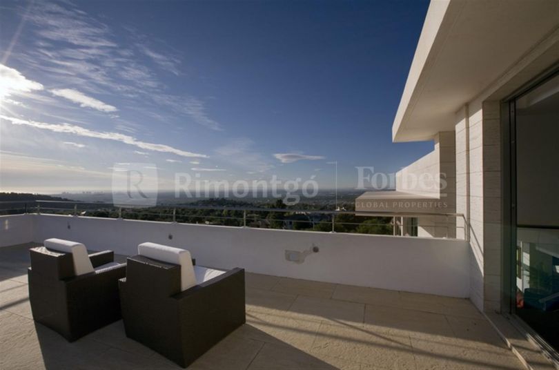 Villa de estilo moderno situada en la prestigiosa urbanización Los Monasterios, en Puzol, a 20km de Valencia. La vivienda ofrece espacio, confort, prestaciones modernas y mucha sofisticación, todo ello combinado con vistas panorámicas