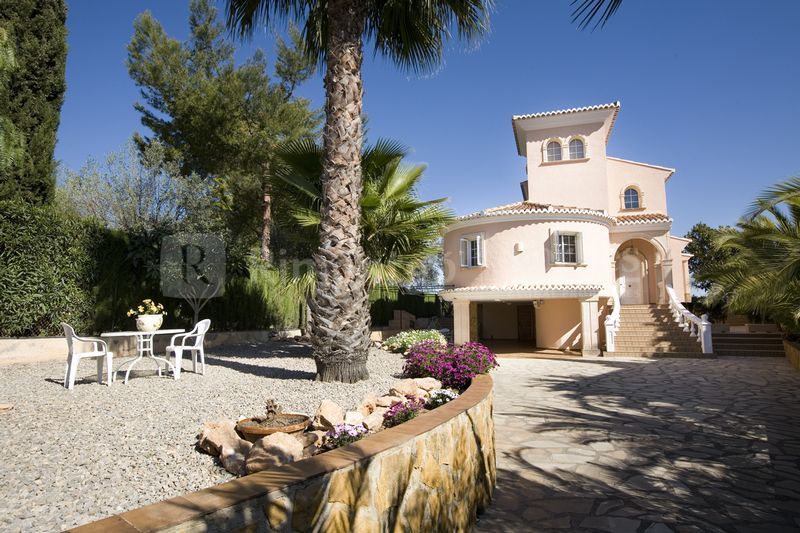Large private villa set in Olimar, one of the most prestigious suburban areas of Valencia