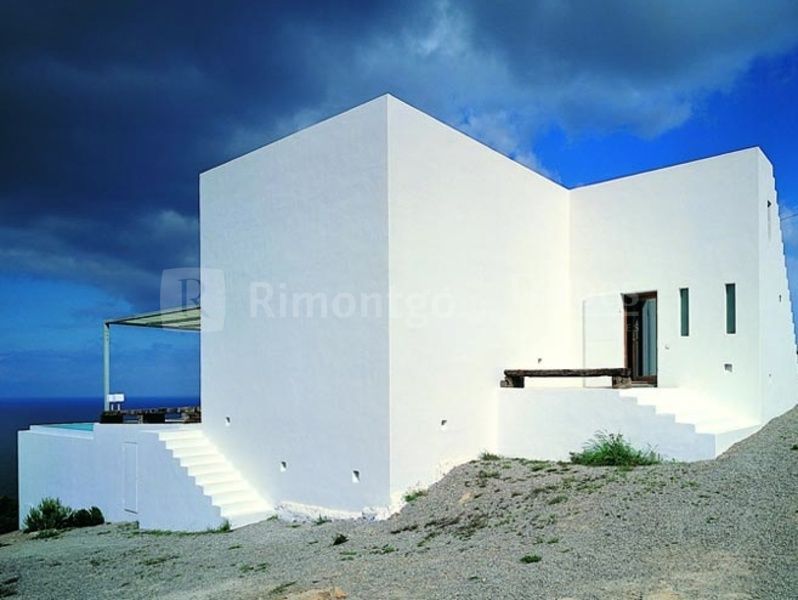 Grossartige moderne Villa in Ibiza im minimalisten Stil, angelehnt an den der alten ibizenkischen Häusern, mit zauberhaftem Blick