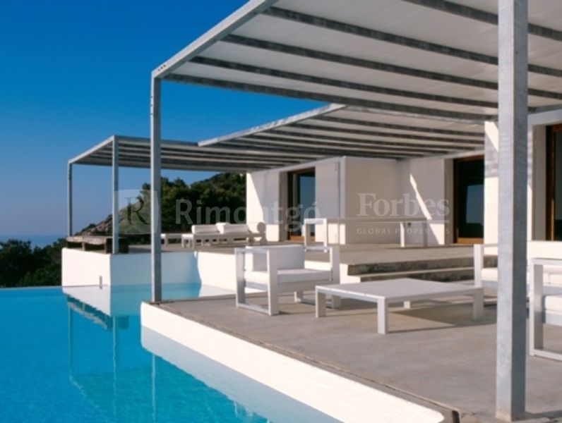 Impresionante villa moderna de estilo minimalista con preciosas vistas en Ibiza