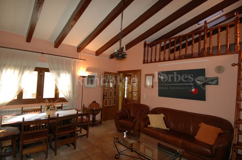 Rustic home for sale in Fuendetodos, Goya's birthplace. Sold with a modern art gallery thus becoming en excellent double investment opportunity or a business next to an exclusive residence.