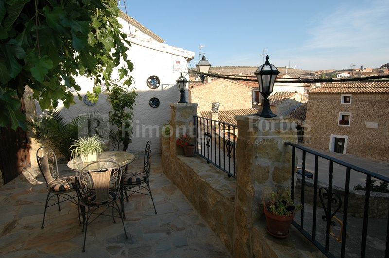 Rustic home for sale in Fuendetodos, Goya's birthplace. Sold with a modern art gallery thus becoming en excellent double investment opportunity or a business next to an exclusive residence.