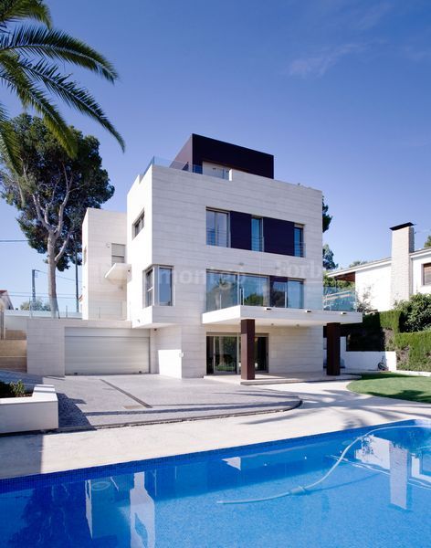 Exceptional newly design modern villa in the sought-after housing development El Vedat, in the town of Torrente, just 12 kilometres from Valencia and with a wide range of amenities and services