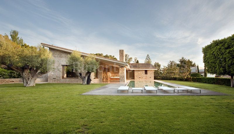 Villa exclusive au design moderne et aux grandes dimensions. La propriété se trouve dans la prestigieuse urbanisation Santa Barbara, dans la localité de Santa Rocafort (Valence) et offre tout type de services