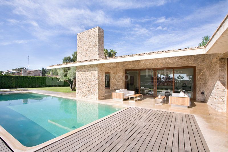 Exclusive large villa in modern design. The house is set in the prestigious estate of Santa Bárbara, in the town of Rocafort, Valencia, offering a wide range of services and amenities