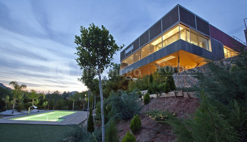 Contemporary villa in the La Coma de Castellón urbanization.