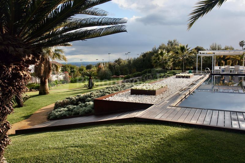 Villa in exklusivem Design mit Garten und Terrassen zum Genuss vom Ausblick aufs Mittelmeer. Es liegt an Los Monasterios Wohnsiedlung in Puzol, Valencia, und bietet internationale Schulen, Sicherheit, Golfplatz und einen bekannten Sozialklub