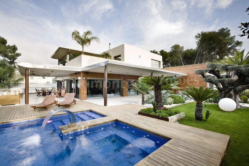 Villa in modernem Design in einer Wohnsiedlung von La Eliana, einer der angesehensten Orten in der Provinz Valencia. Mit Garten, Pool, Jacuzzi und Hausautomatisierung steht die Wohnung in der Nähe von verschiedenen Diensten und öffentlichem Verkehrsmittel