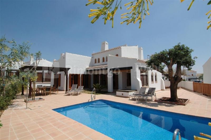 Maison moderne à vendre ou à louer avec sa propre personnalité et toutes les prestations à El Valle Golf Resort, proche de Murcia