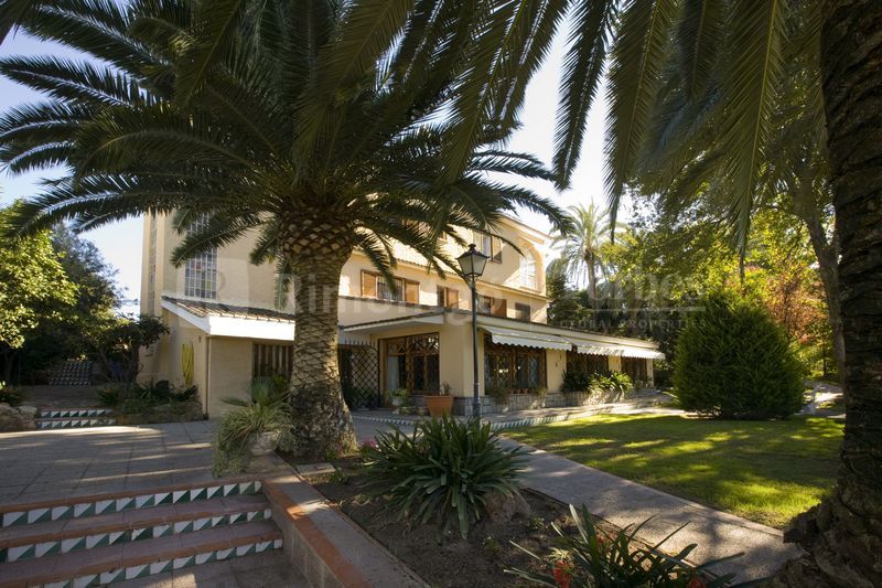 Fine villa with lots of space and modern features surrounded by a large mature garden in the village of La Eliana, in the province of Valencia. Stylish, comfortable and endowed with everything you could wish for luxurious living and entertaining
