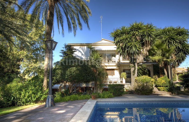 Villa exquise avec espace et une infinité de prestations modernes, entourée d'un jardin luxuriant à la Eliana, localité proche de Valence. D'un grand style et beaucoup de charme, équipée de tout le nécessaire pour y vivre une vie de luxe et de plaisir.
