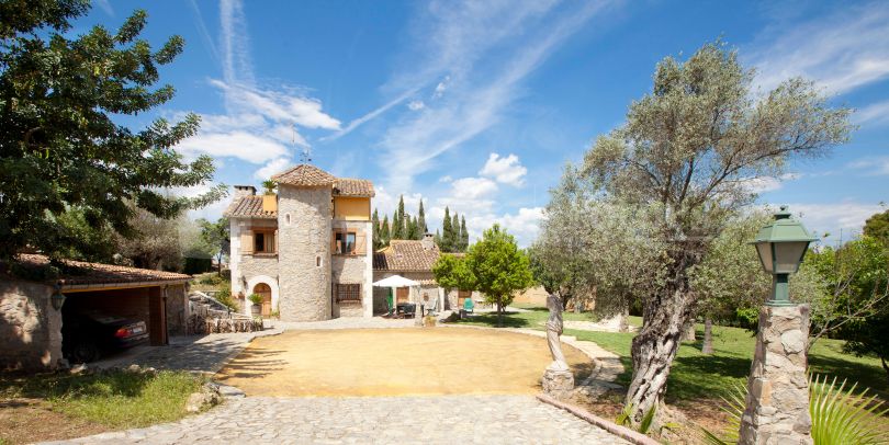Magnifique villa située dans la localité de La Eliana avec des installations modernes, un jardin, une piscine intérieure, et un spa. La propriété se trouve à proximité de toutes les commodités.