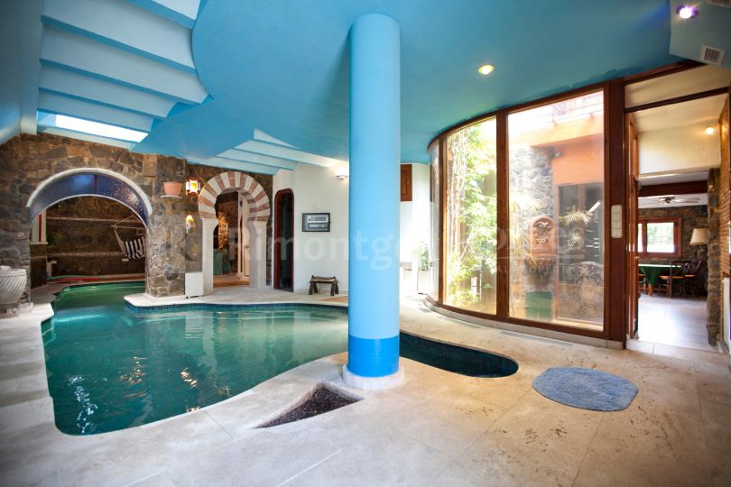 Magnifique villa située dans la localité de La Eliana avec des installations modernes, un jardin, une piscine intérieure, et un spa. La propriété se trouve à proximité de toutes les commodités.