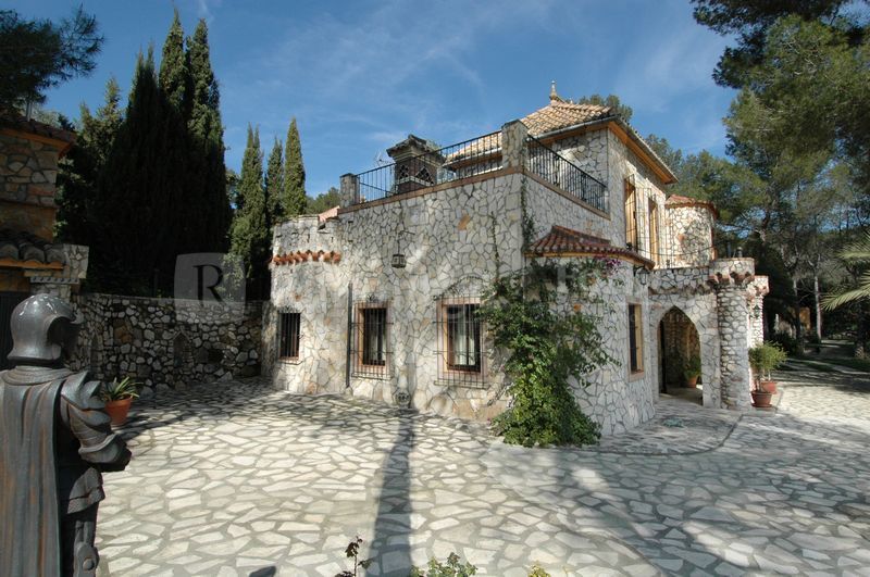 Villa construite en mode de château, proche de Xativa, avec intérieur luxueux et moderne, et extérieur privé et charmant