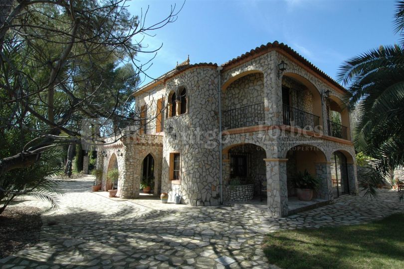Villa construida a modo de castillo próxima a Xàtiva con un interior lujoso y moderno y un exterior privado y de gran encanto