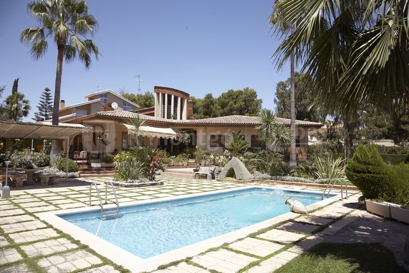 This exceptional villa full of character and unique features in the exclusive residential area of Santa Apolonia in Torrente, near Valencia, offers space, style, charm, luxury and a personal way of life just made for enjoying.