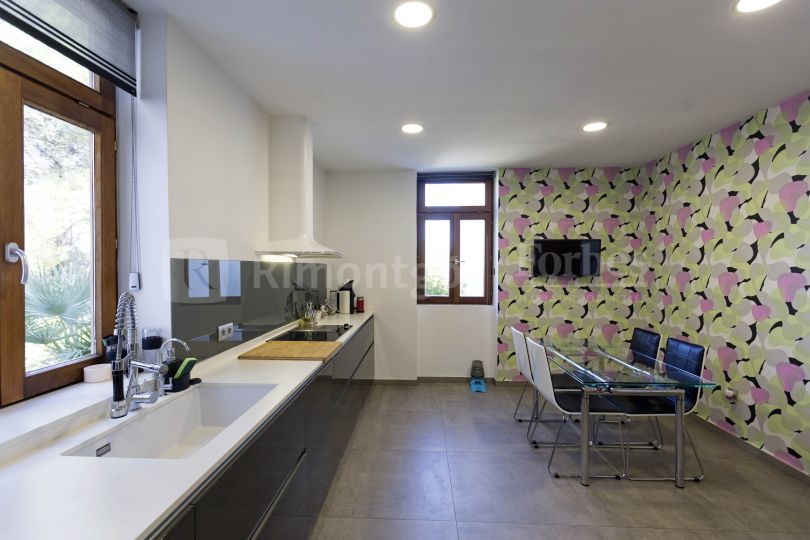 Esta villa ubicada en una parcela privada de la urbanización El Bosque Golf de Chiva (Valencia) marca la diferencia por tratarse de una casa ecológica provista de infinidad de características modernas. Una casa ideal para aquellos que valoran el espacio.