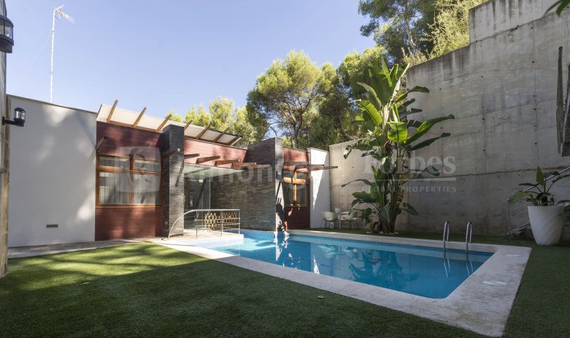 Esta villa ubicada en una parcela privada de la urbanización El Bosque Golf de Chiva (Valencia) marca la diferencia por tratarse de una casa ecológica provista de infinidad de características modernas. Una casa ideal para aquellos que valoran el espacio.