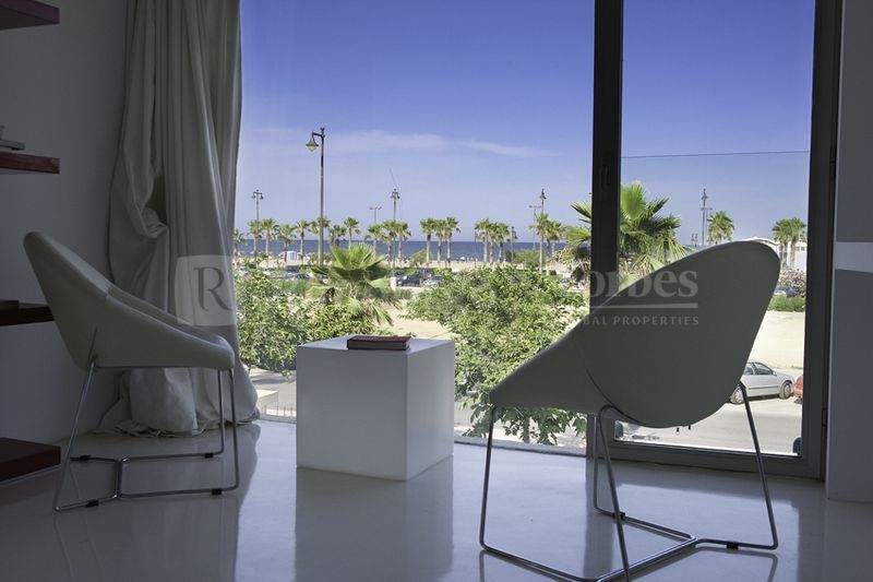Casa Boscà, en la Playa de la Malvarrosa de Valencia, es una impresionante villa moderna situada junto al Mediterráneo. Puede utilizarse como vivienda privada o incluso como pequeño hotel exclusivo.