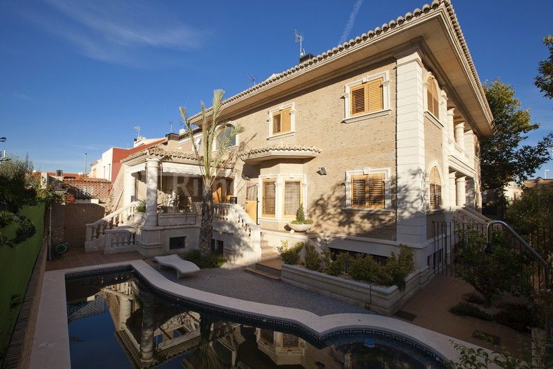 Exklusive 500m2 Villa auf 638m2 Grundstück in der Innenstadt von Picanya mit allen Einrichtungen und nur 7km von Valencia, Spanien, entfernt. Hohe Lebensqualität und viel Ruhe. Perfekte Kombination von modernem Komfort und traditionellem Stil.