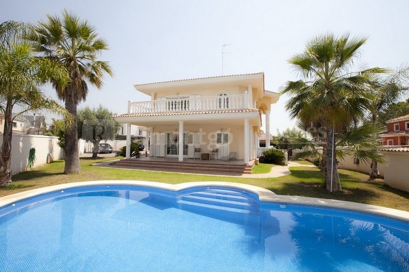 Beautiful property with bright and large spaces in La Eliana.