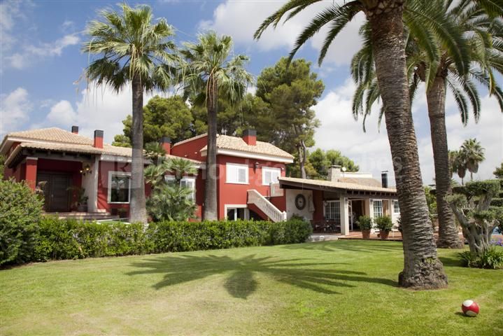 Elegante casa en la urbanización Santa Apolonia, con vigilancia privada, servicios y club social.